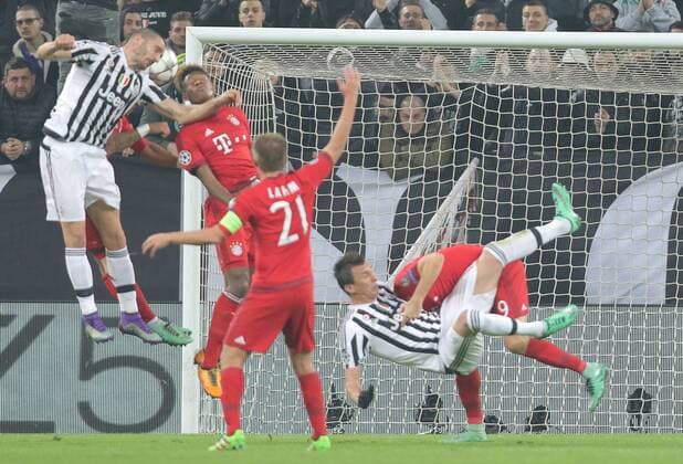 Leonardo BONUCCI, JUVE 19im Kopfballduell mit David ALABA, FCB 27 Robert LEWANDOWSKI, FCB 9 Mario MANDZUKIC, JUVE 17 JUVENTUS TURIN - FC BAYERN MUENCHEN Achtelfinale, Fussball UEFA Champions League, in Turin, Italien, 23.02.2016 CL Saison 2015 2016, FCB, Muenchen