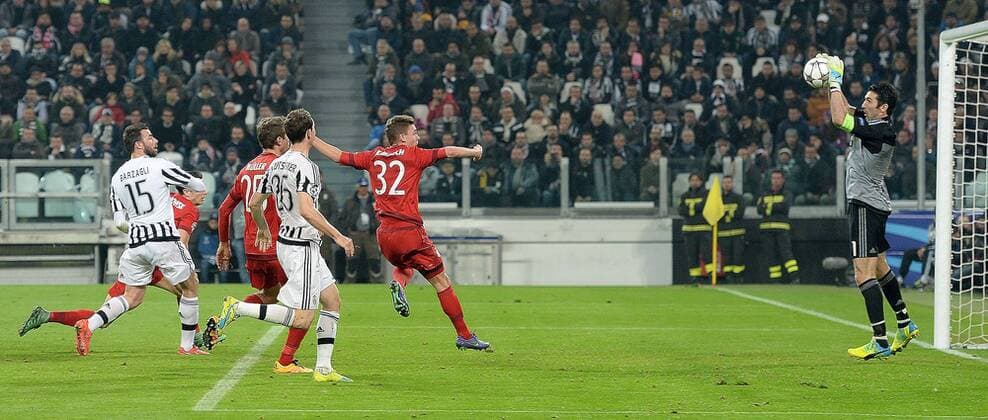 23.02.2016, xjhx, Fussball Champions League, Juventus Turin - FC Bayern Muenchen, emspor, v.l. Robert Lewandowski (FC Bayern Muenchen), Andrea Barzagli (Juventus Turin), Thomas Mueller (FC Bayern Muenchen), Stephan Lichtsteiner (Juventus Turin), Joshua Kimmich (FC Bayern Muenchen), Gianluigi Buffon (Juventus Turin) Kopfball, Kopfballduell