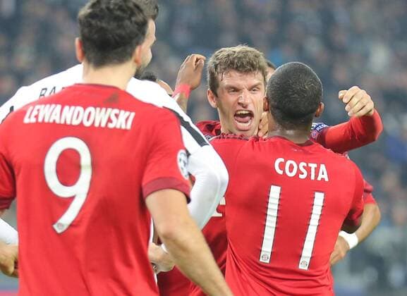 Thomas MUELLER, MÜLLER, FCB 25 Torschuss, schiesst das Tor zum 0-1 Torjubel, Jubel nach dem Tor Douglas COSTA, FCB 11 JUVENTUS TURIN - FC BAYERN MUENCHEN Achtelfinale, Fussball UEFA Champions League, in Turin, Italien, 23.02.2016 CL Saison 2015 2016, FCB, Muenchen
