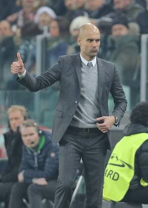 Fußball, Champions League, Juventus Turin - FC Bayern München Trainer Cheftrainer Pep GUARDIOLA (FCB) reckt den Daumen hoch, gestikuliert und gibt Anweisungen, Aktion, Einzelbild, Gestik, Geste, Handbewegung JUVENTUS TURIN - FC BAYERN MUENCHEN Achtelfinale, Fussball UEFA Champions League, in Turin, Italien, 23.02.2016 CL Saison 2015 2016, FCB, Muenchen
