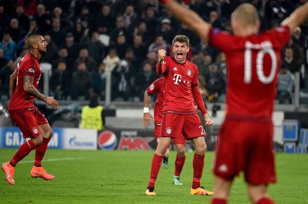 Fußball, Champions League, Juventus Turin - FC Bayern München 23.02.2016, xjhx, Fussball Champions League, Juventus Turin - FC Bayern Muenchen, emspor, v.l. Arturo Vidal (FC Bayern Muenchen), Thomas Mueller (FC Bayern Muenchen) Torjubel, Goal celebration, celebrate the goal zum 0:1