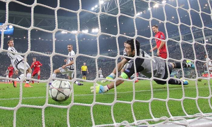 Fußball, Champions League, Juventus Turin - FC Bayern München Thomas MUELLER, MÜLLER, FCB 25 Torschuss, schiesst das Tor zum 0-1 gegen Gianluigi BUFFON, JUVE 1 JUVENTUS TURIN - FC BAYERN MUENCHEN Achtelfinale, Fussball UEFA Champions League, in Turin, Italien, 23.02.2016 CL Saison 2015 2016, FCB, Muenchen
