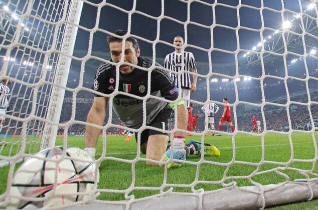 Fußball, Champions League, Juventus Turin - FC Bayern München Thomas MUELLER, MÜLLER, FCB 25 Torschuss, schiesst das Tor zum 0-1 gegen Gianluigi BUFFON, JUVE 1 JUVENTUS TURIN - FC BAYERN MUENCHEN Achtelfinale, Fussball UEFA Champions League, in Turin, Italien, 23.02.2016 CL Saison 2015 2016, FCB, Muenchen