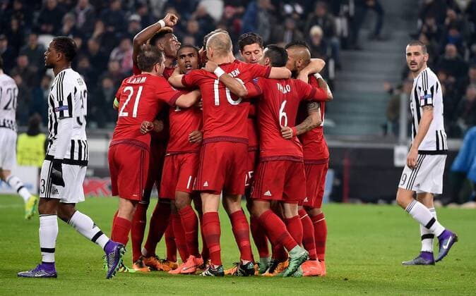 23.02.2016, xjhx, Fussball Champions League, Juventus Turin - FC Bayern Muenchen, emspor, v.l. Claudio Marchisio (Juventus Turin) und Patrice Evra (Juventus Turin) enttaeuscht, enttaeuscht schauend, dissapointed, Thomas Mueller (FC Bayern Muenchen) und Spieler vom FC Bayern Muenchen Torjubel, Goal celebration, celebrate the goal zum 0:1