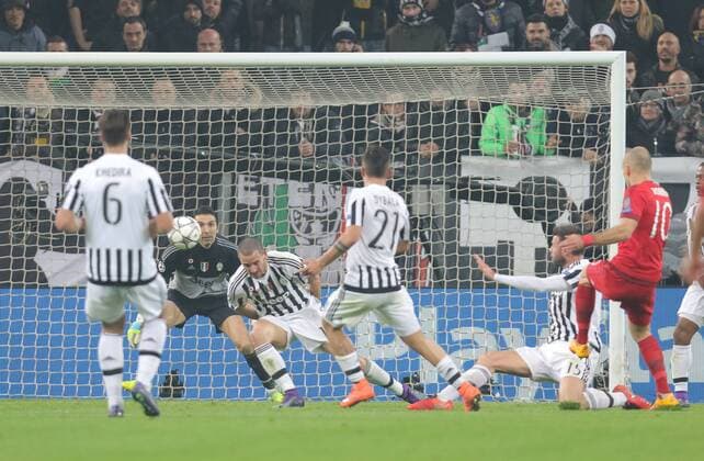 Fußball, Champions League, Juventus Turin - FC Bayern München Arjen ROBBEN, FCB 10 Torschuss, schiesst das Tor zum 0-2 JUVENTUS TURIN - FC BAYERN MUENCHEN Achtelfinale, Fussball UEFA Champions League, in Turin, Italien, 23.02.2016 CL Saison 2015 2016, FCB, Muenchen