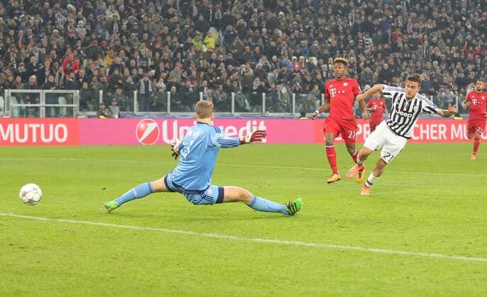 Fußball, Champions League, Bayern München verspielt Führung bei Juventus Turin Paulo DYBALA, JUVE 21 Torschuss, schiesst das Tor zum 1-2 gegen Manuel NEUER, FCB 1 JUVENTUS TURIN - FC BAYERN MUENCHEN Achtelfinale, Fussball UEFA Champions League, in Turin, Italien, 23.02.2016 CL Saison 2015 2016, FCB, Muenchen