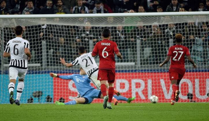 Fußball, Champions League, Bayern München verspielt Führung bei Juventus Turin 23.02.2016, xjhx, Fussball Champions League, Juventus Turin - FC Bayern Muenchen, emspor, v.l. Manuel Neuer (FC Bayern Muenchen), Paulo Dybala (Juventus Turin) Goal scored, Tor zum 1:2 scopo, obiettivo a 1:2