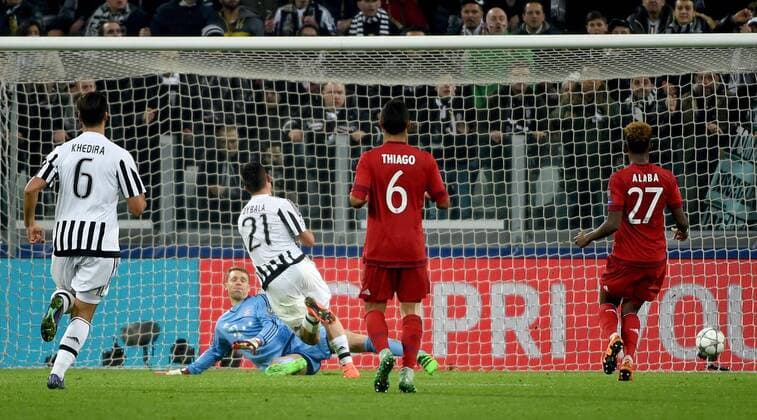 Fußball, Champions League, Juventus Turin - FC Bayern München 23.02.2016, xjhx, Fussball Champions League, Juventus Turin - FC Bayern Muenchen, emspor, v.l. Manuel Neuer (FC Bayern Muenchen), Paulo Dybala (Juventus Turin) Goal scored, Tor zum 1:2 scopo, obiettivo a 1:2