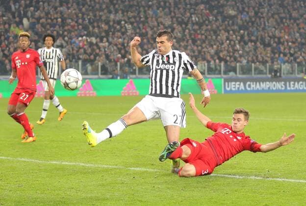 Fußball, Champions League, Juventus Turin - FC Bayern München Stefano STURARO, JUVE 27 Torschuss, schiesst das Tor zum 2-2 gegen Joshua KIMMICH, FCB 32 JUVENTUS TURIN - FC BAYERN MUENCHEN Achtelfinale, Fussball UEFA Champions League, in Turin, Italien, 23.02.2016 CL Saison 2015 2016, FCB, Muenchen