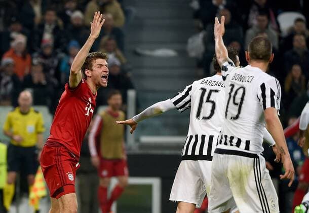 Fußball, Champions League, Bayern München verspielt Führung bei Juventus Turin 23.02.2016, xjhx, Fussball Champions League, Juventus Turin - FC Bayern Muenchen, emspor, v.l. Thomas Mueller (FC Bayern Muenchen) gibt Anweisungen, gestikuliert, mit den Armen gestikulieren gives instructions, gesticulate, gesticolando.