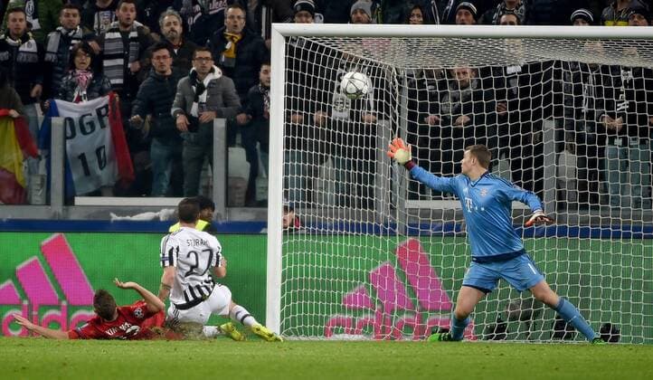 Bilder des Tages - SPORT Fußball, Champions League, Bayern München verspielt Führung bei Juventus Turin 23.02.2016, xjhx, Fussball Champions League, Juventus Turin - FC Bayern Muenchen, emspor, v.l. Joshua Kimmich (FC Bayern Muenchen), Torschuetze Stefano Sturaro (Juventus Turin), Manuel Neuer (FC Bayern Muenchen) Goal scored, Tor zum 2:2 scopo, obiettivo a 2:2