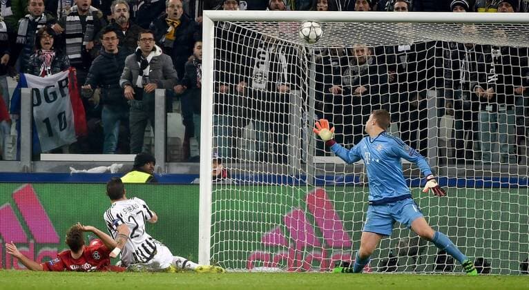 Fußball, Champions League, Juventus Turin - FC Bayern München 23.02.2016, xjhx, Fussball Champions League, Juventus Turin - FC Bayern Muenchen, emspor, v.l. Joshua Kimmich (FC Bayern Muenchen), Torschuetze Stefano Sturaro (Juventus Turin), Manuel Neuer (FC Bayern Muenchen) Goal scored, Tor zum 2:2 scopo, obiettivo a 2:2