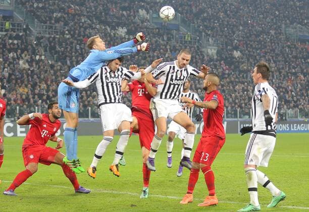 Manuel NEUER, FCB 1 wehrt den Ball ab, fängt, fangen, festhalten, Aktion, Einzelbild, Freisteller, Reaktion, Faustabwehr, Fausten JUVENTUS TURIN - FC BAYERN MUENCHEN Achtelfinale, Fussball UEFA Champions League, in Turin, Italien, 23.02.2016 CL Saison 2015 2016, FCB, Muenchen