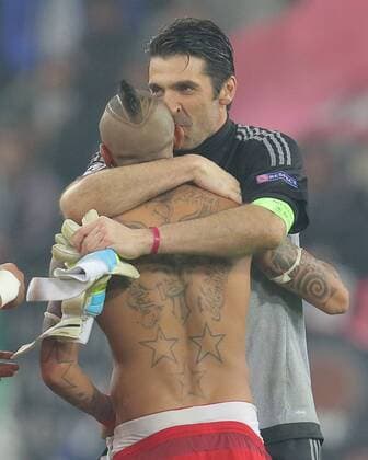 Fußball, Champions League, Juventus Turin - FC Bayern München Gianluigi BUFFON, JUVE 1 kuesst Arturo VIDAL, FCB 23 JUVENTUS TURIN - FC BAYERN MUENCHEN Achtelfinale, Fussball UEFA Champions League, in Turin, Italien, 23.02.2016 CL Saison 2015 2016, FCB, Muenchen