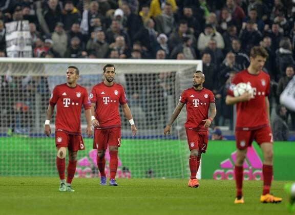 Fußball, Champions League, Juventus Turin - FC Bayern München 23.02.2016, Fussball Championsleague 2015 2016, Achtelfinale, Juventus Turin - FC Bayern München, in der Juventus Arena, Turin (Italien). Frust nach dem 2:2 Gegentor, von links: Thiago (FC Bayern München), Mehdi Benatia (FC Bayern München), Arturo Vidal (FC Bayern München),