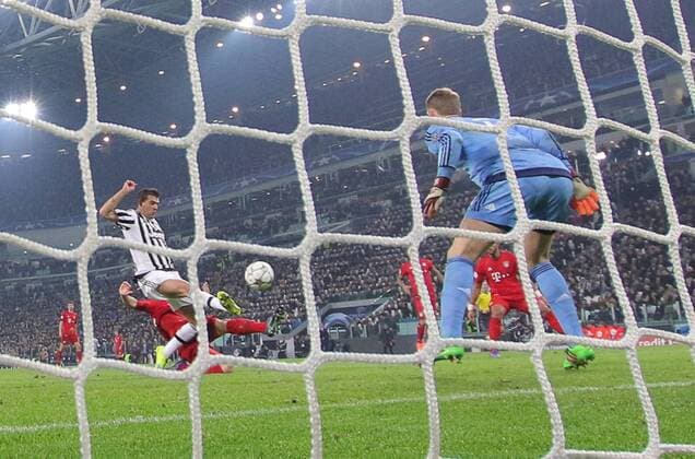 Fußball, Champions League, Juventus Turin - FC Bayern München Stefano STURARO, JUVE 27 Torschuss, schiesst das Tor zum 2-2 gegen Joshua KIMMICH, FCB 32 und Manuel NEUER, FCB 1 JUVENTUS TURIN - FC BAYERN MUENCHEN Achtelfinale, Fussball UEFA Champions League, in Turin, Italien, 23.02.2016 CL Saison 2015 2016, FCB, Muenchen