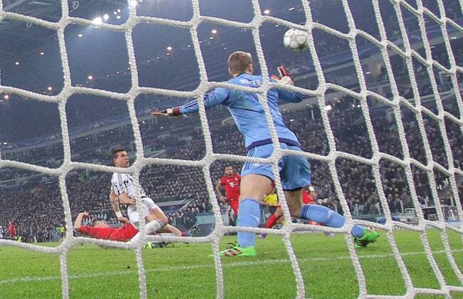 Stefano STURARO, JUVE 27 Torschuss, schiesst das Tor zum 2-2 gegen Joshua KIMMICH, FCB 32 und Manuel NEUER, FCB 1 JUVENTUS TURIN - FC BAYERN MUENCHEN Achtelfinale, Fussball UEFA Champions League, in Turin, Italien, 23.02.2016 CL Saison 2015 2016, FCB, Muenchen