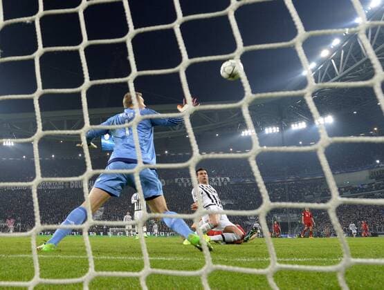 Fußball, Champions League, Juventus Turin - FC Bayern München 23.02.2016, Fussball Championsleague 2015 2016, Achtelfinale, Juventus Turin - FC Bayern München, in der Juventus Arena, Turin (Italien). Torschuss zum 2:2 von Stefano Sturaro (re, Turin), Torwart Manuel Neuer (li, FC Bayern München) und Joshua Kimmich (FC Bayern München) ohne Chance.