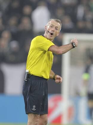 Hauptschiedsrichter Martin ATKINSON, ENG , Schiedsrichter, Linienrichter mit Fahne, Pfeife gestikuliert und gibt Anweisungen, Aktion, Einzelbild, Gestik, Geste, Handbewegung, zeigen, deuten JUVENTUS TURIN - FC BAYERN MUENCHEN 2-2 Achtelfinale, Fussball UEFA Champions League, in Turin, Italien, 23.02.2016 CL Saison 2015 2016, FCB, Muenchen