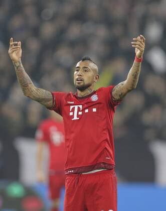 Arturo VIDAL, FCB 23 gestikuliert und gibt Anweisungen, Aktion, Einzelbild, Gestik, Geste, Handbewegung, zeigen, deuten Halbfigur, Freisteller , Aktion, Einzelbild, Portrait, Porträt, JUVENTUS TURIN - FC BAYERN MUENCHEN 2-2 Achtelfinale, Fussball UEFA Champions League, in Turin, Italien, 23.02.2016 CL Saison 2015 2016, FCB, Muenchen