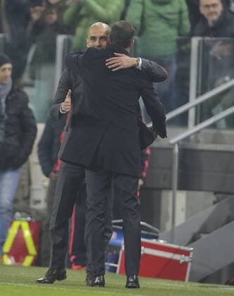 Trainer Cheftrainer Pep GUARDIOLA (FCB) Massimiliano ALLEGRI, JUVE Trainer Fairness, Kollegialitaet, Umarmung, Gratulation, gratulieren, fair Spielende JUVENTUS TURIN - FC BAYERN MUENCHEN 2-2 Achtelfinale, Fussball UEFA Champions League, in Turin, Italien, 23.02.2016 CL Saison 2015 2016, FCB, Muenchen