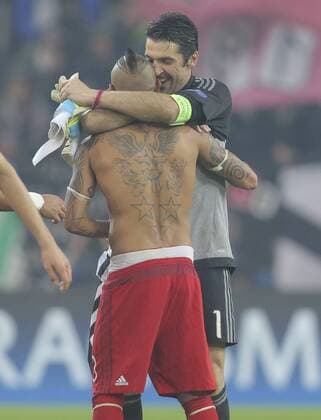 Gianluigi BUFFON, JUVE 1 Arturo VIDAL, FCB 23 Fairness, Kollegialitaet, Umarmung, Gratulation, gratulieren, fair nackter Oberkoerper, Body, Bauchmuskeln, Sixpack, Muskulatur, Körper, Muskeln,Tatauierung (fachsprachlich), Tätowierung, Tattoo, Tättowierung, Koerperschmuck, JUVENTUS TURIN - FC BAYERN MUENCHEN 2-2 Achtelfinale, Fussball UEFA Champions League, in Turin, Italien, 23.02.2016 CL Saison 2015 2016, FCB, Muenchen