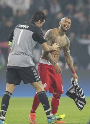 Gianluigi BUFFON, JUVE 1 Arturo VIDAL, FCB 23 Fairness, Kollegialitaet, Umarmung, Gratulation, gratulieren, fair nackter Oberkoerper, Body, Bauchmuskeln, Sixpack, Muskulatur, Körper, Muskeln,Tatauierung (fachsprachlich), Tätowierung, Tattoo, Tättowierung, Koerperschmuck, JUVENTUS TURIN - FC BAYERN MUENCHEN 2-2 Achtelfinale, Fussball UEFA Champions League, in Turin, Italien, 23.02.2016 CL Saison 2015 2016, FCB, Muenchen