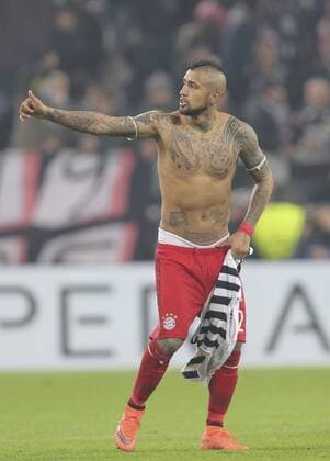 Arturo VIDAL, FCB 23 Ganzfigur, Aktion, Portrait, Einzelbild nackter Oberkoerper, Body, Bauchmuskeln, Sixpack, Muskulatur, Körper, Muskeln, JUVENTUS TURIN - FC BAYERN MUENCHEN 2-2 Achtelfinale, Fussball UEFA Champions League, in Turin, Italien, 23.02.2016 CL Saison 2015 2016, FCB, Muenchen