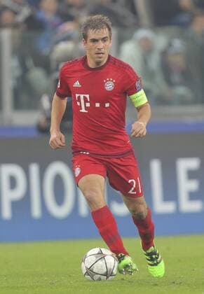 Philipp Lahm (FCB 21) Einzelaktion mit Ball, Ganzfigur, Freisteller, Einzelbild, Hochformat, Aktion, Ganzkörper, Einzelaufnahmen, Action Ballannahme, Ballbehandlung JUVENTUS TURIN - FC BAYERN MUENCHEN 2-2 Achtelfinale, Fussball UEFA Champions League, in Turin, Italien, 23.02.2016 CL Saison 2015 2016, FCB, Muenchen