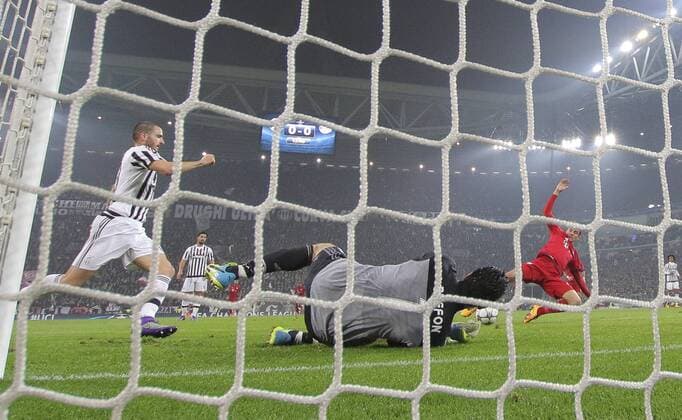 Gianluigi BUFFON, JUVE 1 Thomas MUELLER, MÜLLER, FCB 25 wehrt den Ball ab, fängt, fangen, festhalten, Aktion, Einzelbild, Freisteller, Reaktion, Faustabwehr, Fausten JUVENTUS TURIN - FC BAYERN MUENCHEN 2-2 Achtelfinale, Fussball UEFA Champions League, in Turin, Italien, 23.02.2016 CL Saison 2015 2016, FCB, Muenchen