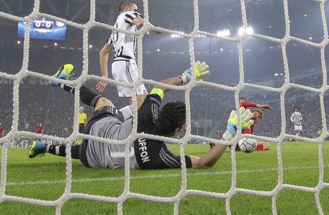 Gianluigi BUFFON, JUVE 1 Thomas MUELLER, MÜLLER, FCB 25 wehrt den Ball ab, fängt, fangen, festhalten, Aktion, Einzelbild, Freisteller, Reaktion, Faustabwehr, Fausten JUVENTUS TURIN - FC BAYERN MUENCHEN 2-2 Achtelfinale, Fussball UEFA Champions League, in Turin, Italien, 23.02.2016 CL Saison 2015 2016, FCB, Muenchen