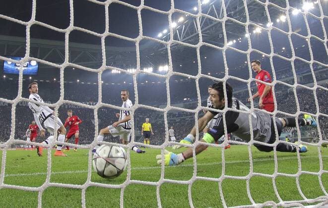 Thomas MUELLER, MÜLLER, FCB 25 Torschuss, schiesst das Tor zum 0-1 gegen Gianluigi BUFFON, JUVE 1 Emotionen, enttaeuscht, Enttaeuschung, Frust, frustriert, Trauer ,traurig, verzweifelt, Verzweiflung JUVENTUS TURIN - FC BAYERN MUENCHEN 2-2 Achtelfinale, Fussball UEFA Champions League, in Turin, Italien, 23.02.2016 CL Saison 2015 2016, FCB, Muenchen