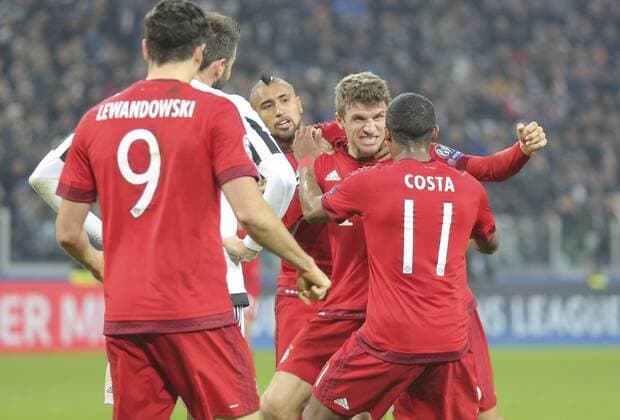 Thomas MUELLER, MÜLLER, FCB 25 Torjubel, Jubel nach dem Tor zum 0-1 Jubel, Freude, Emotionen, Feiern, Lachen, jubelt, freuen, reisst die Arme hoch, ballt die Faust JUVENTUS TURIN - FC BAYERN MUENCHEN 2-2 Achtelfinale, Fussball UEFA Champions League, in Turin, Italien, 23.02.2016 CL Saison 2015 2016, FCB, Muenchen
