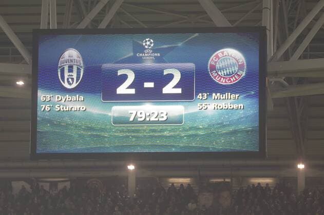 2-2 Anzeigetafel, Screen, Screenboard, digital, LED, Anzeige, Monitor,Ergebnis, Endergebnis JUVENTUS TURIN - FC BAYERN MUENCHEN 2-2 Achtelfinale, Fussball UEFA Champions League, in Turin, Italien, 23.02.2016 CL Saison 2015 2016, FCB, Muenchen