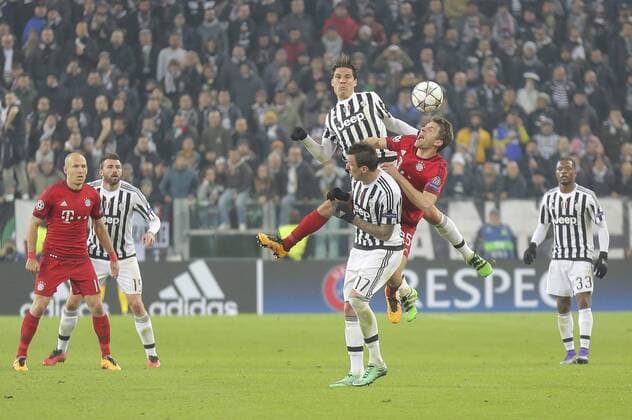 Thomas MUELLER, MÜLLER, FCB 25 Zweikampf , Aktion um den Ball gegen A.HERNANES, JUVE 11 Mario MANDZUKIC, JUVE 17 Arjen ROBBEN, FCB 10 Andrea BARZAGLI, JUVE 15 sehen zu Patrice EVRA, JUVE 33 JUVENTUS TURIN - FC BAYERN MUENCHEN 2-2 Achtelfinale, Fussball UEFA Champions League, in Turin, Italien, 23.02.2016 CL Saison 2015 2016, FCB, Muenchen