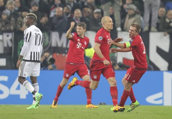 Arjen ROBBEN, FCB 10 Torjubel, Jubel nach dem Tor zum 0-2 mit Philipp Lahm (FCB 21) Thomas MUELLER, MÜLLER, FCB 25 Paul POGBA, JUVE 10 Emotionen, enttaeuscht, Enttaeuschung, Frust, frustriert, Trauer ,traurig, verzweifelt, Verzweiflung JUVENTUS TURIN - FC BAYERN MUENCHEN 2-2 Achtelfinale, Fussball UEFA Champions League, in Turin, Italien, 23.02.2016 CL Saison 2015 2016, FCB, Muenchen