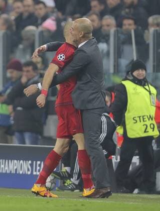Arjen ROBBEN, FCB 10 Torjubel, Jubel nach dem Tor zum 0-2 mit Trainer Cheftrainer Pep GUARDIOLA (FCB) Jubel, Freude, Emotionen, Feiern, Lachen, jubelt, freuen, reisst die Arme hoch, ballt die Faust JUVENTUS TURIN - FC BAYERN MUENCHEN 2-2 Achtelfinale, Fussball UEFA Champions League, in Turin, Italien, 23.02.2016 CL Saison 2015 2016, FCB, Muenchen