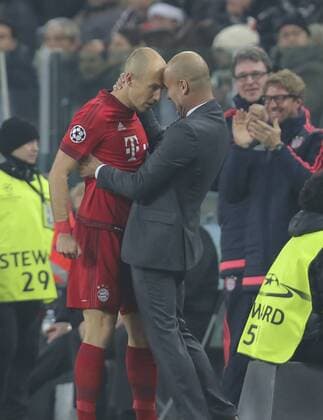 Arjen ROBBEN, FCB 10 Torjubel, Jubel nach dem Tor zum 0-2 mit Trainer Cheftrainer Pep GUARDIOLA (FCB) Jubel, Freude, Emotionen, Feiern, Lachen, jubelt, freuen, reisst die Arme hoch, ballt die Faust JUVENTUS TURIN - FC BAYERN MUENCHEN 2-2 Achtelfinale, Fussball UEFA Champions League, in Turin, Italien, 23.02.2016 CL Saison 2015 2016, FCB, Muenchen
