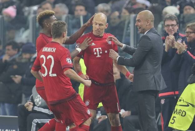 Arjen ROBBEN, FCB 10 Torjubel, Jubel nach dem Tor zum 0-2 mit Trainer Cheftrainer Pep GUARDIOLA (FCB) Jubel, Freude, Emotionen, Feiern, Lachen, jubelt, freuen, reisst die Arme hoch, ballt die Faust David ALABA, FCB 27 Joshua KIMMICH, FCB 32 JUVENTUS TURIN - FC BAYERN MUENCHEN 2-2 Achtelfinale, Fussball UEFA Champions League, in Turin, Italien, 23.02.2016 CL Saison 2015 2016, FCB, Muenchen