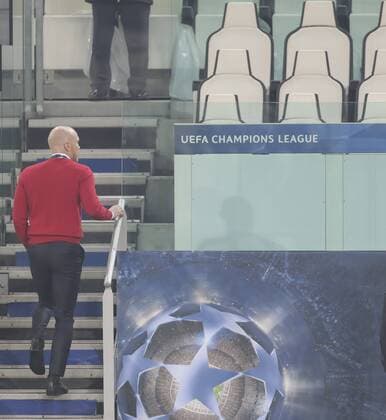 Matthias SAMMER, FCB Sportdirektor Ganzfigur, Aktion, Portrait, Einzelbild nachdenklich Emotionen, enttaeuscht, Enttaeuschung, Frust, frustriert, Trauer ,traurig, verzweifelt, Verzweiflung JUVENTUS TURIN - FC BAYERN MUENCHEN 2-2 Achtelfinale, Fussball UEFA Champions League, in Turin, Italien, 23.02.2016 CL Saison 2015 2016, FCB, Muenchen