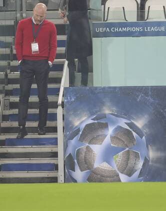 Matthias SAMMER, FCB Sportdirektor Ganzfigur, Aktion, Portrait, Einzelbild nachdenklich Emotionen, enttaeuscht, Enttaeuschung, Frust, frustriert, Trauer ,traurig, verzweifelt, Verzweiflung JUVENTUS TURIN - FC BAYERN MUENCHEN 2-2 Achtelfinale, Fussball UEFA Champions League, in Turin, Italien, 23.02.2016 CL Saison 2015 2016, FCB, Muenchen