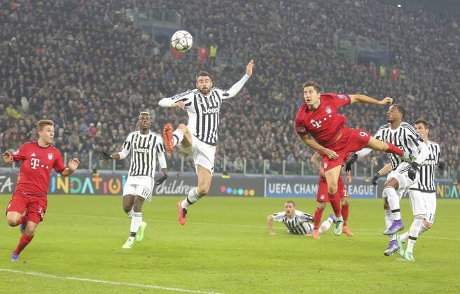 Robert LEWANDOWSKI, FCB 9 im Kopfballduell mit Andrea BARZAGLI, JUVE 15 Patrice EVRA, JUVE 33 Paul POGBA, JUVE 10 Joshua KIMMICH, FCB 32 Spielszene, Strafraumszene, Szene vor dem Tor, Torraum, Torraumszene JUVENTUS TURIN - FC BAYERN MUENCHEN 2-2 Achtelfinale, Fussball UEFA Champions League, in Turin, Italien, 23.02.2016 CL Saison 2015 2016, FCB, Muenchen