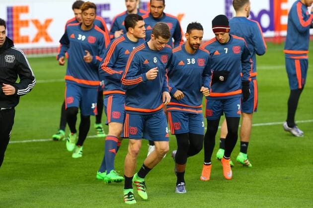 Leverkusen Lars Bender ( 8, Bayer 04 Leverkusen) mit Karim Bellarabi ( 38, Bayer 04 Leverkusen) und Javier Chicharito Hernandez ( 7, Bayer 04 Leverkusen), PK und Training, Bayer 04 Leverkusen - Sporting Lissabon, Fussball, Europa League, 24.02.2016, Copyright: Deutzmann Eibner-Pressefoto EP_CDN