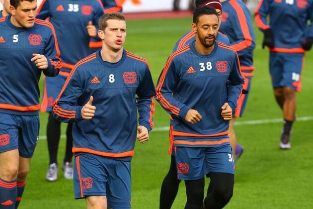 Leverkusen Lars Bender ( 8, Bayer 04 Leverkusen) mit Karim Bellarabi ( 38, Bayer 04 Leverkusen), PK und Training, Bayer 04 Leverkusen - Sporting Lissabon, Fussball, Europa League, 24.02.2016, Copyright: Deutzmann Eibner-Pressefoto EP_CDN