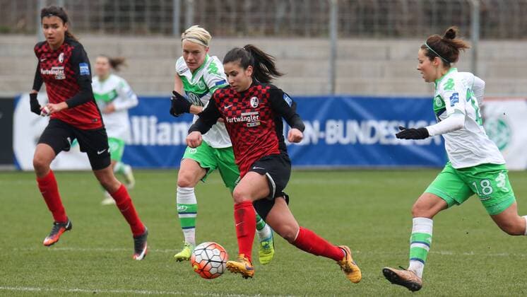 v.li.: Nilla Fischer (Wolfsburg, 4), Hasret Kayikci (Freiburg, 11), Vanessa Bernauer (Wolfsburg, 18), im Laufduell, Fussball, Allianz Frauen-Bundesliga, SC Freiburg - VfL Wolfsburg, xozx