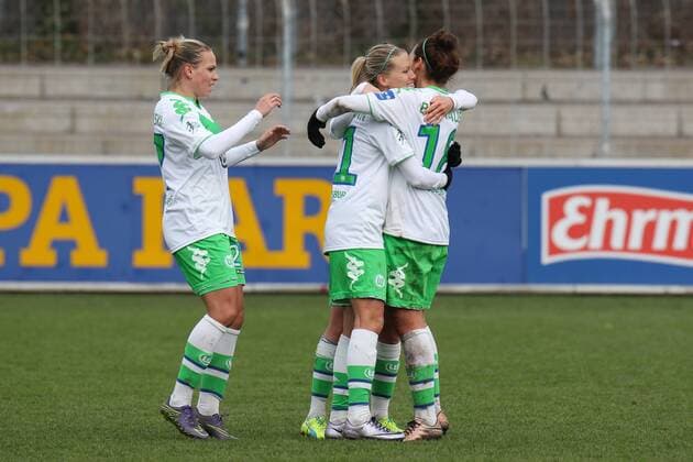 v.li.: Isabel Kerschowski (Wolfsburg, 27), Torschützin Lara Dickenmann (Wolfsburg, 21), Elise Bussaglia (Wolfsburg, 30) (verdeckt), Vanessa Bernauer (Wolfsburg, 18) jubeln über das Tor zum 0:2, Jubel, Torjubel, Torerfolg, celebrate the goal, goal, celebration, Jubel ueber das Tor, optimistisch, Action, Aktion, Fussball, Allianz Frauen-Bundesliga, SC Freiburg - VfL Wolfsburg, xozx