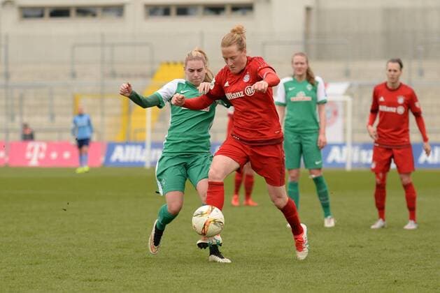 v.li.: Meggie Schröder (Meggie Schroeder, Bremen, 27) Melanie Behringer (FC Bayern München, FCB, 7) im Zweikampf, Duell, duel, tackle, Dynamik, Action, Aktion , Fussball, Allianz Frauen-Bundesliga, FC Bayern München - SV Werder Bremen, xslx