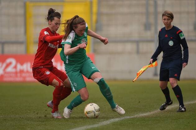 v.li.: Viktoria Schnaderbeck (FC Bayern München, FCB, 25) Stefanie Antonia Sanders (Bremen, 20) im Zweikampf, Duell, duel, tackle, Dynamik, Action, Aktion, Fussball, Allianz Frauen-Bundesliga, FC Bayern München - SV Werder Bremen, xslx