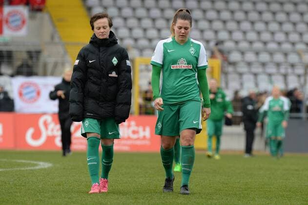 v.li.: Maren Wallenhorst (Bremen, 25) Lisa-Marie Scholz (Bremen, 7) nach Spielende enttäuscht schauend, Enttäuschung, Frustration, disappointed, pessimistisch , Fussball, Allianz Frauen-Bundesliga, FC Bayern München - SV Werder Bremen, xslx