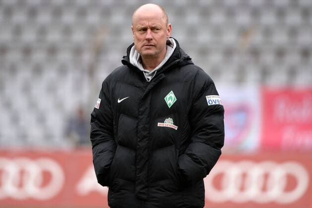 v.li.: Steffen Rau (Trainer, Bremen) enttäuscht schauend, Enttäuschung, Frustration, disappointed, pessimistisch Porträt, Portrait Einzelbild, Aktion, Action , Fussball, Allianz Frauen-Bundesliga, FC Bayern München - SV Werder Bremen, xslx